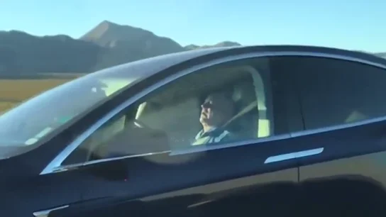 Un hombre durmiendo al volante de su Tesla Un hombre durmiendo al volante de su Tesla