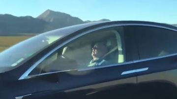 Un hombre durmiendo al volante de su Tesla