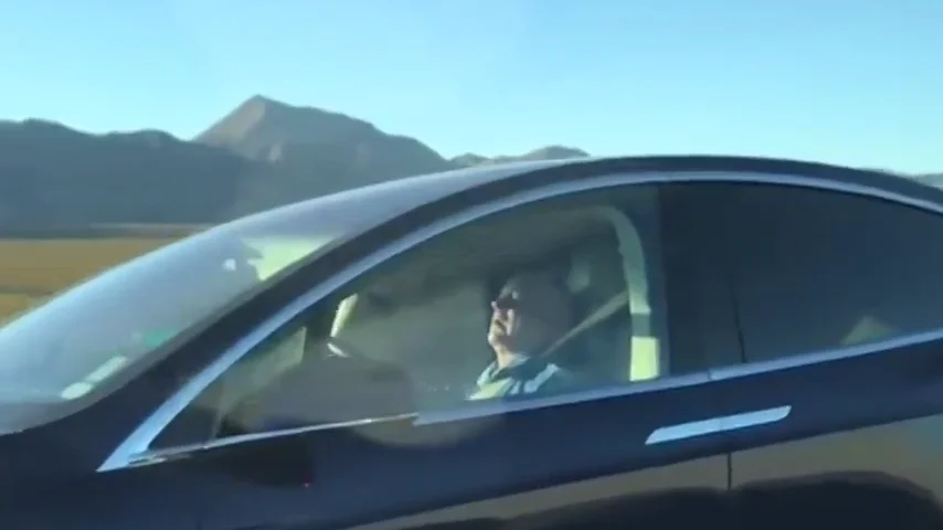 Un hombre durmiendo al volante de su Tesla