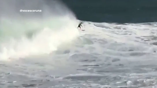Los surfistas aprovechan el temporal para cabalgar las olas de más de ocho metros en Galicia Los surfistas aprovechan el temporal para cabalgar las olas de más de ocho metros en Galicia