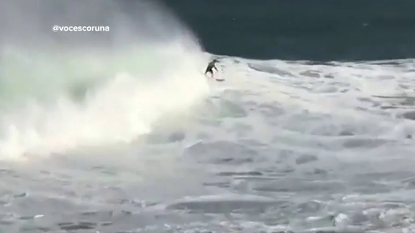 Los surfistas aprovechan el temporal para cabalgar las olas de más de ocho metros en Galicia Los surfistas aprovechan el temporal para cabalgar las olas de más de ocho metros en Galicia