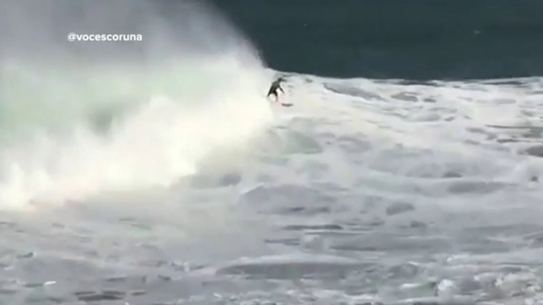 Los surfistas aprovechan el temporal para cabalgar las olas de más de ocho metros en Galicia