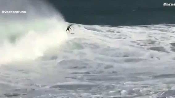 Los surfistas aprovechan el temporal para cabalgar las olas de más de ocho metros en Galicia