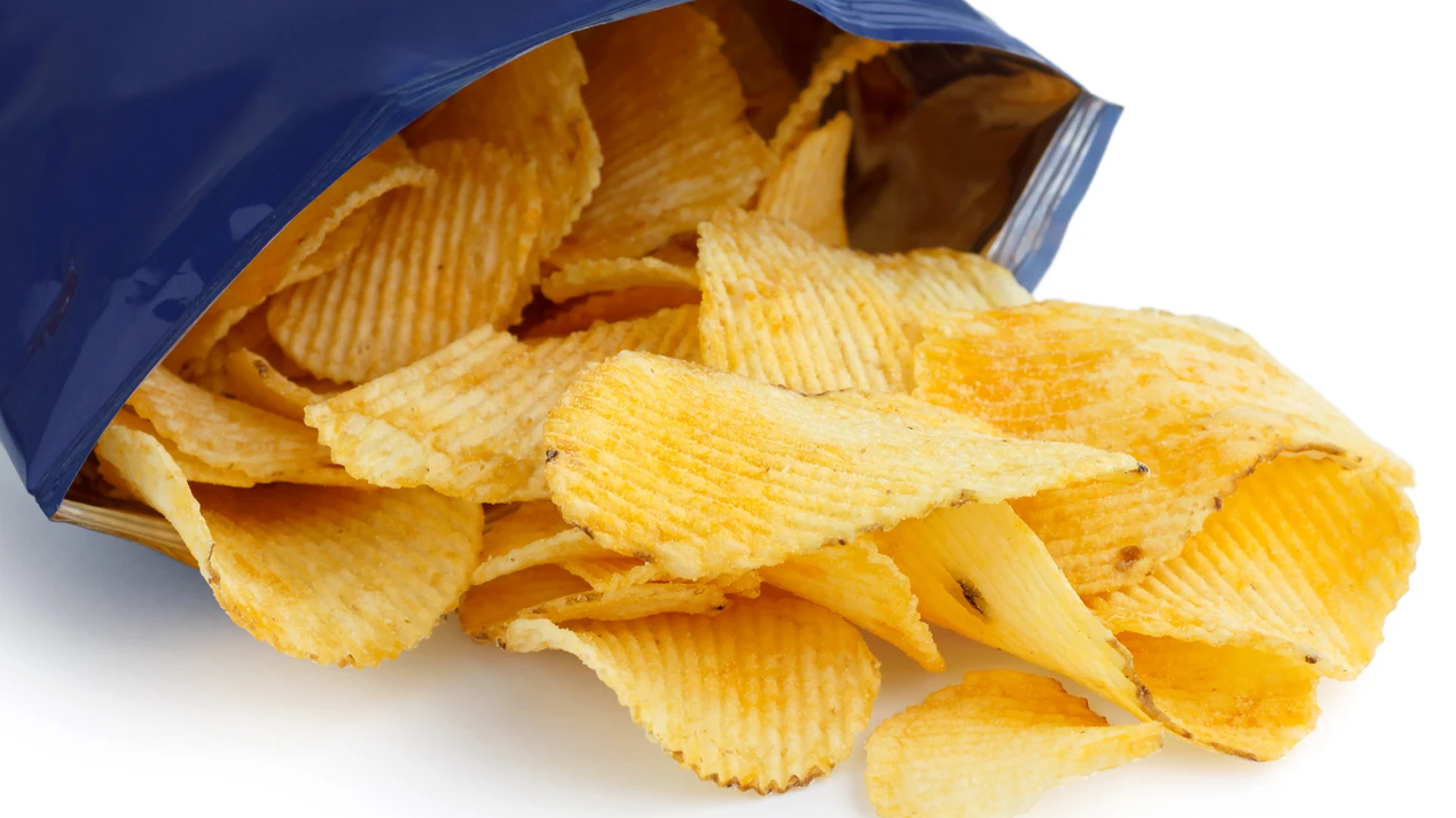 Una bolsa de patatas fritas abierta Una bolsa de patatas fritas abierta
