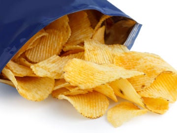 Una bolsa de patatas fritas abierta Una bolsa de patatas fritas abierta
