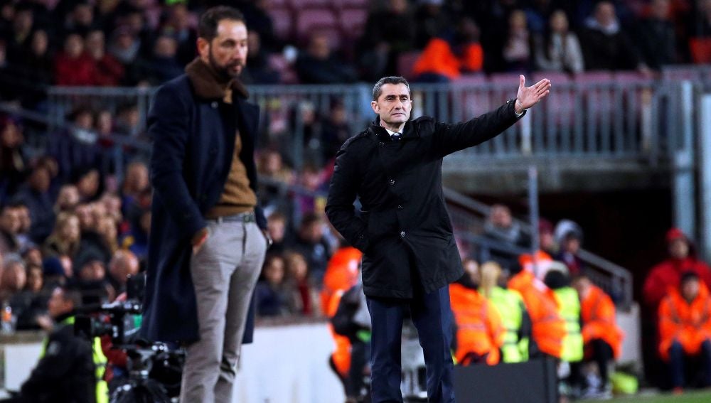 Ernesto Valverde, en la banda del Camp Nou
