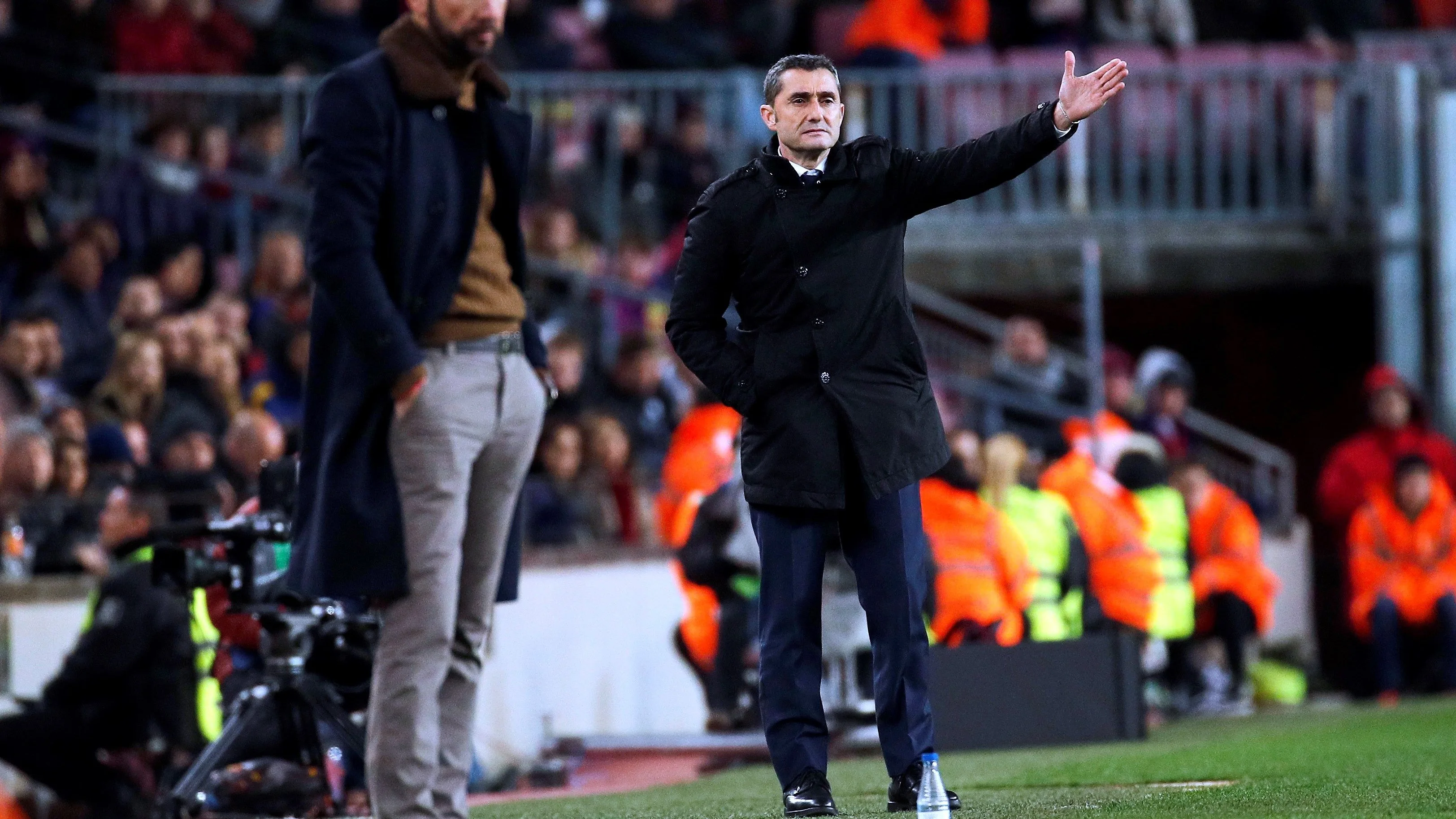 Ernesto Valverde, en la banda del Camp Nou