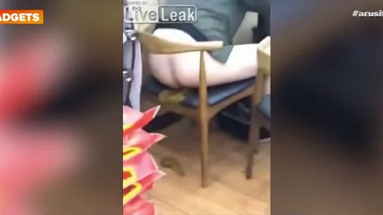 Un hombre se queda dormido con los pantalones bajados y defeca en un restaurante Un hombre se queda dormido con los pantalones bajados y defeca en un restaurante