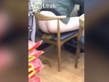 Un hombre se queda dormido con los pantalones bajados y defeca en un restaurante Un hombre se queda dormido con los pantalones bajados y defeca en un restaurante