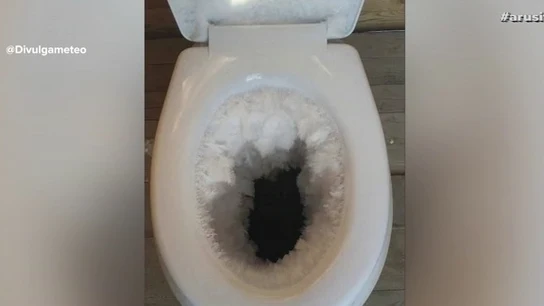 Retretes que escupen hielo y puertas que se congelan: estas son las imágenes que deja la ola de frío en Estados Unidos Retretes que escupen hielo y puertas que se congelan: estas son las imágenes que deja la ola de frío en Estados Unidos