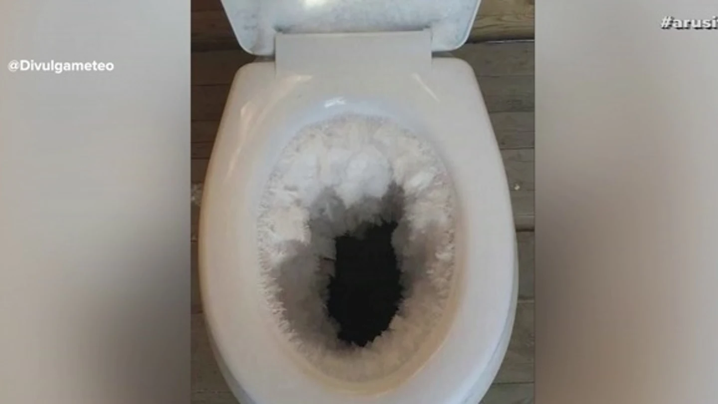 Retretes que escupen hielo y puertas que se congelan: estas son las imágenes que deja la ola de frío en Estados Unidos Retretes que escupen hielo y puertas que se congelan: estas son las imágenes que deja la ola de frío en Estados Unidos
