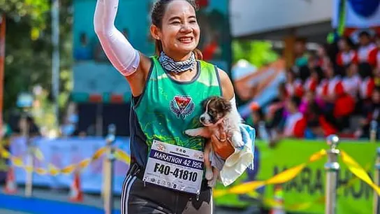 La atleta y el cachorro al llegar a la meta La atleta y el cachorro al llegar a la meta