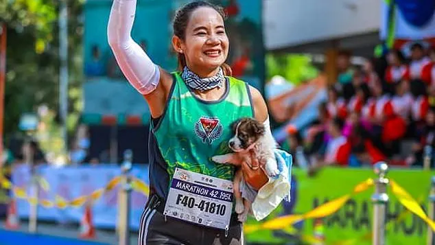 La atleta y el cachorro al llegar a la meta