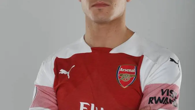 Denis Suárez, con la camiseta del Arsenal