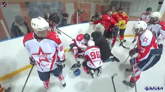 Un entrenador de hockey salva la vida de un jugador con un masaje cardíaco Un entrenador de hockey salva la vida de un jugador con un masaje cardíaco
