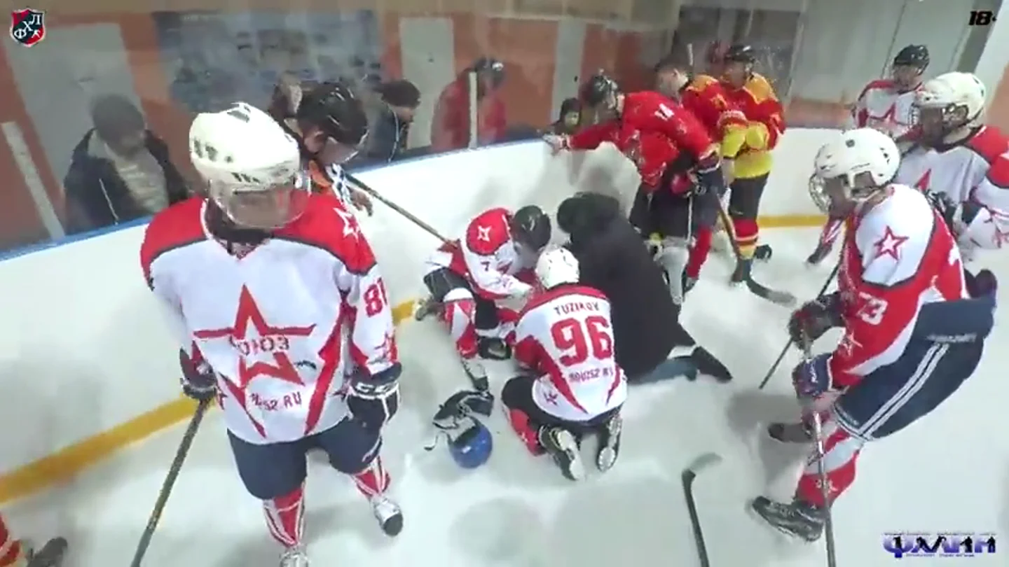 Un entrenador de hockey salva la vida de un jugador con un masaje cardíaco Un entrenador de hockey salva la vida de un jugador con un masaje cardíaco