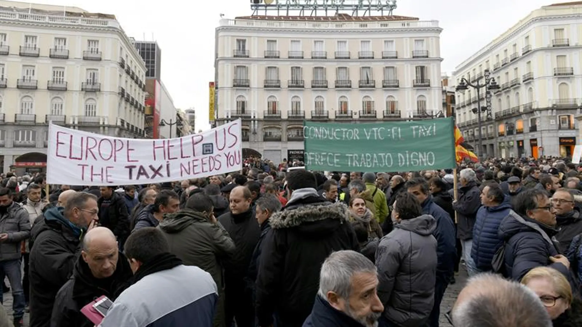 Momento de la concentración de taxistas en la Puerta del Sol de Madrid