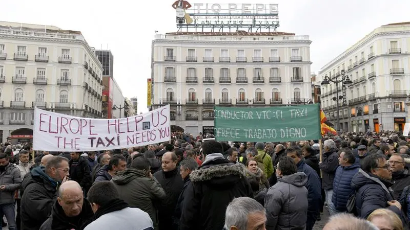 Momento de la concentración de taxistas en la Puerta del Sol de Madrid