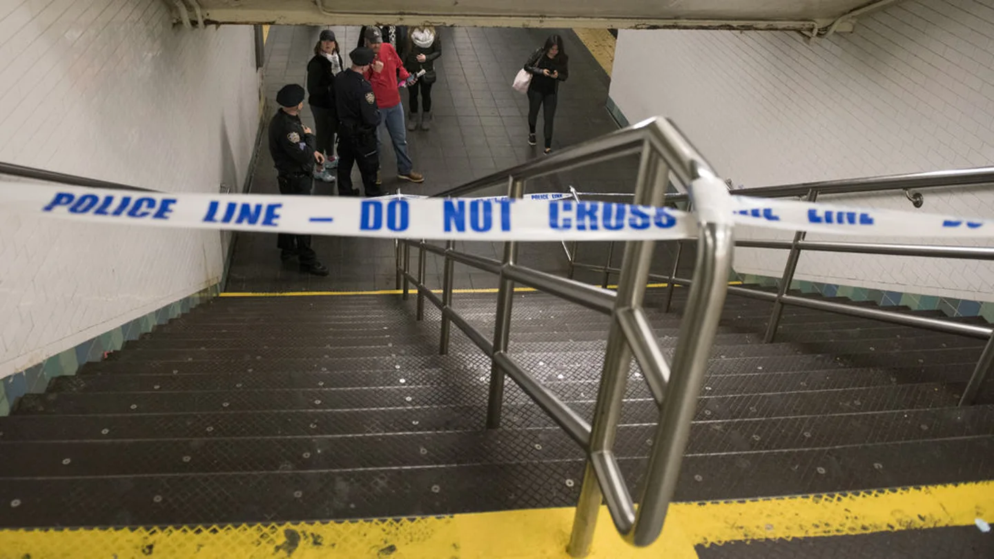 Una mujer muere mientras intentaba bajar el carrito de su bebé por las escaleras de una estación de metro Una mujer muere mientras intentaba bajar el carrito de su bebé por las escaleras de una estación de metro
