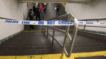 Una mujer muere mientras intentaba bajar el carrito de su bebé por las escaleras de una estación de metro