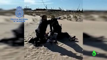 Dos policías reanimando a una mujer en Sagunto, Valencia