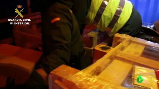 Polizones escondidos entre palés Polizones escondidos entre palés