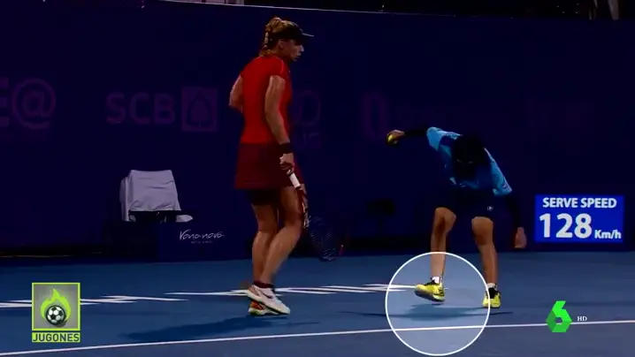 Una recogepelotas neutraliza a una cucaracha y la reacción de Sabine Lisicki se hace viral