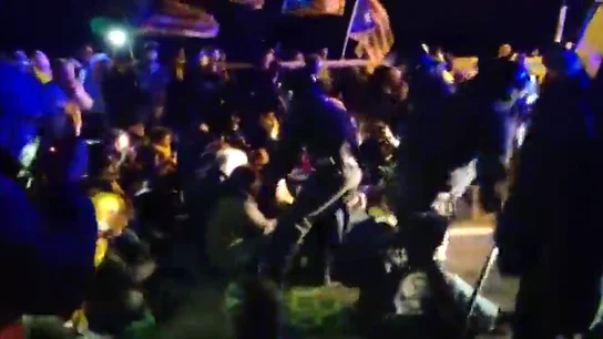 Tensión entre mossos y manifestantes durante el traslado a Madrid de los presos del 'procés' Tensión entre mossos y manifestantes durante el traslado a Madrid de los presos del 'procés'