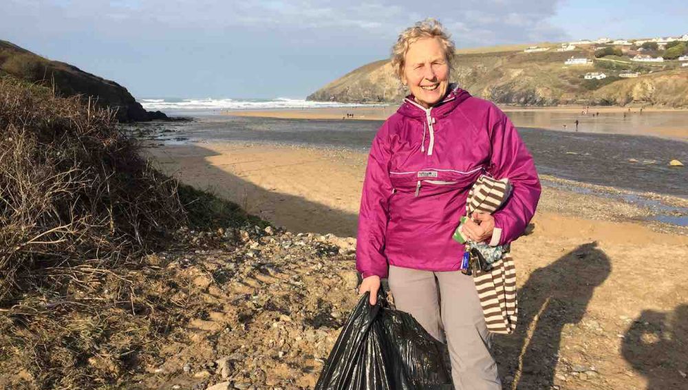 Pat Smith recoge residuos en una playa.
