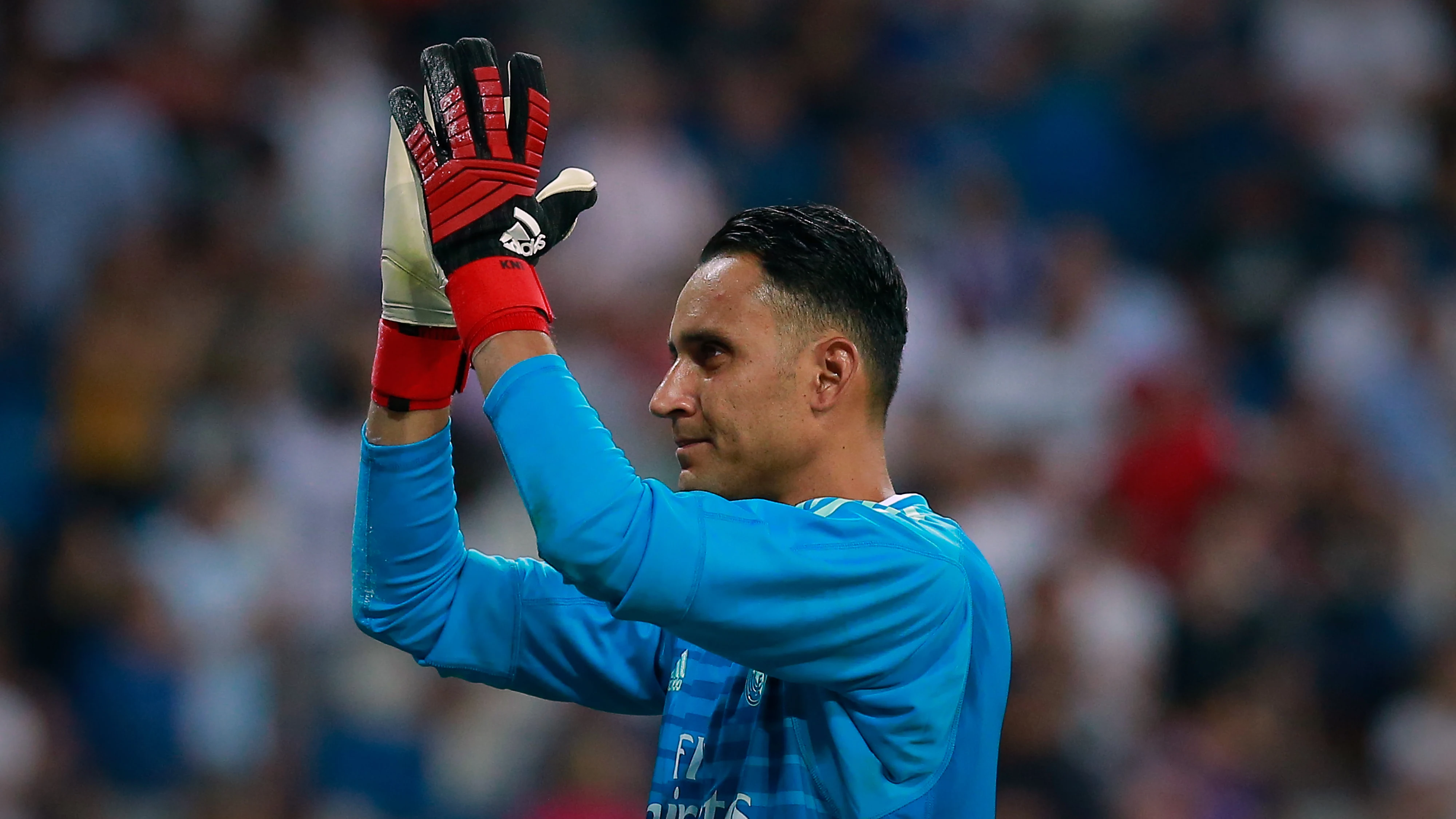 Keylor Navas aplaude a la afición