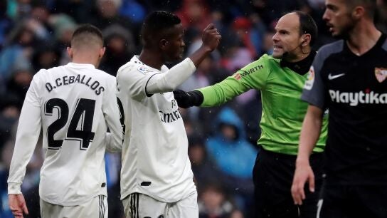 Vinicius protesta ante Mateu Lahoz