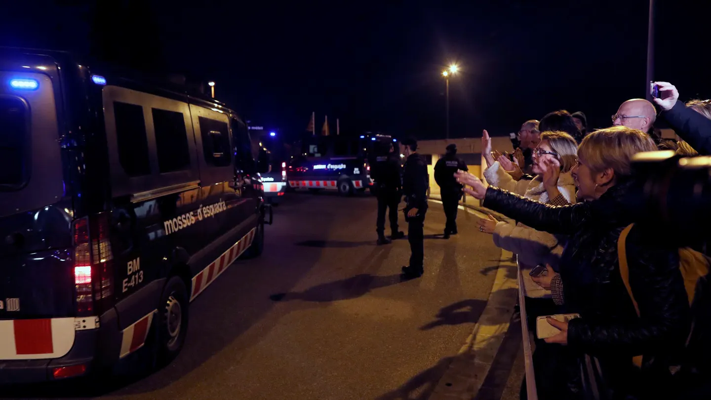 Llegada a la prisión de Brians de los vehículos de los Mossos d'Esquadra que trasladan a los presos soberanistas. Llegada a la prisión de Brians de los vehículos de los Mossos d'Esquadra que trasladan a los presos soberanistas.
