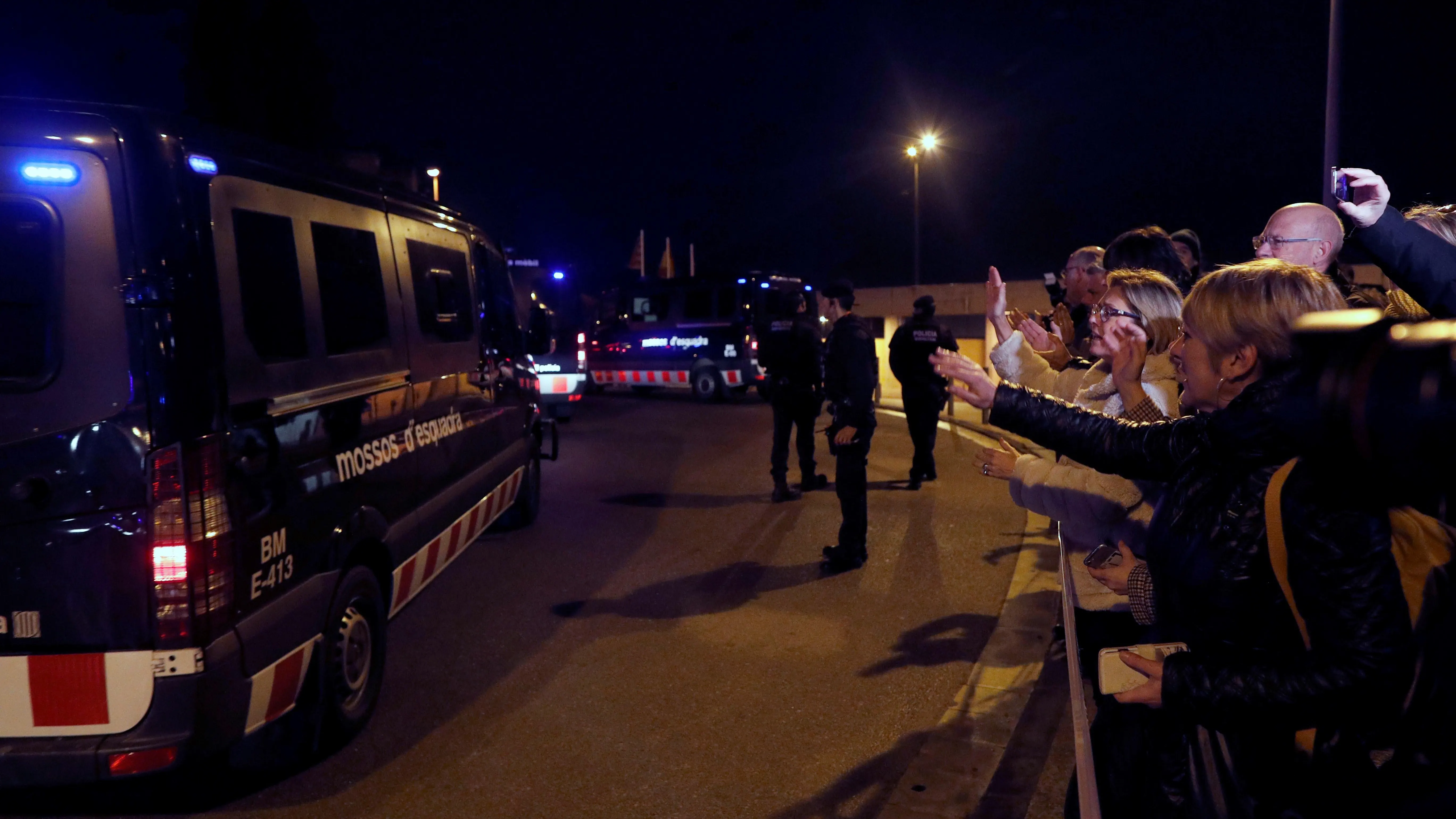 Llegada a la prisión de Brians de los vehículos de los Mossos d'Esquadra que trasladan a los presos soberanistas.