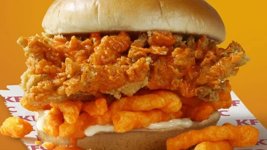 La hamburguesa con Cheetos y pollo frito La hamburguesa con Cheetos y pollo frito