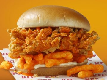 La hamburguesa con Cheetos y pollo frito La hamburguesa con Cheetos y pollo frito