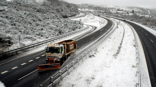 Una máquina quitanieves retira nieve de la autovía A-52 Una máquina quitanieves retira nieve de la autovía A-52