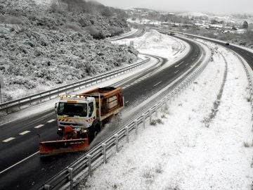 Una máquina quitanieves retira nieve de la autovía A-52 Una máquina quitanieves retira nieve de la autovía A-52