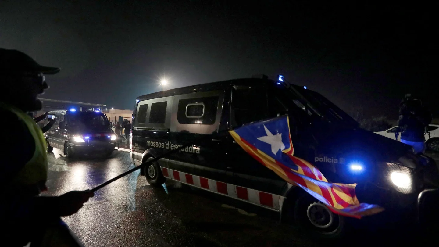 Furgonetas de los Mossos d'Esquadra salen de la cárcel de Lledoners Furgonetas de los Mossos d'Esquadra salen de la cárcel de Lledoners