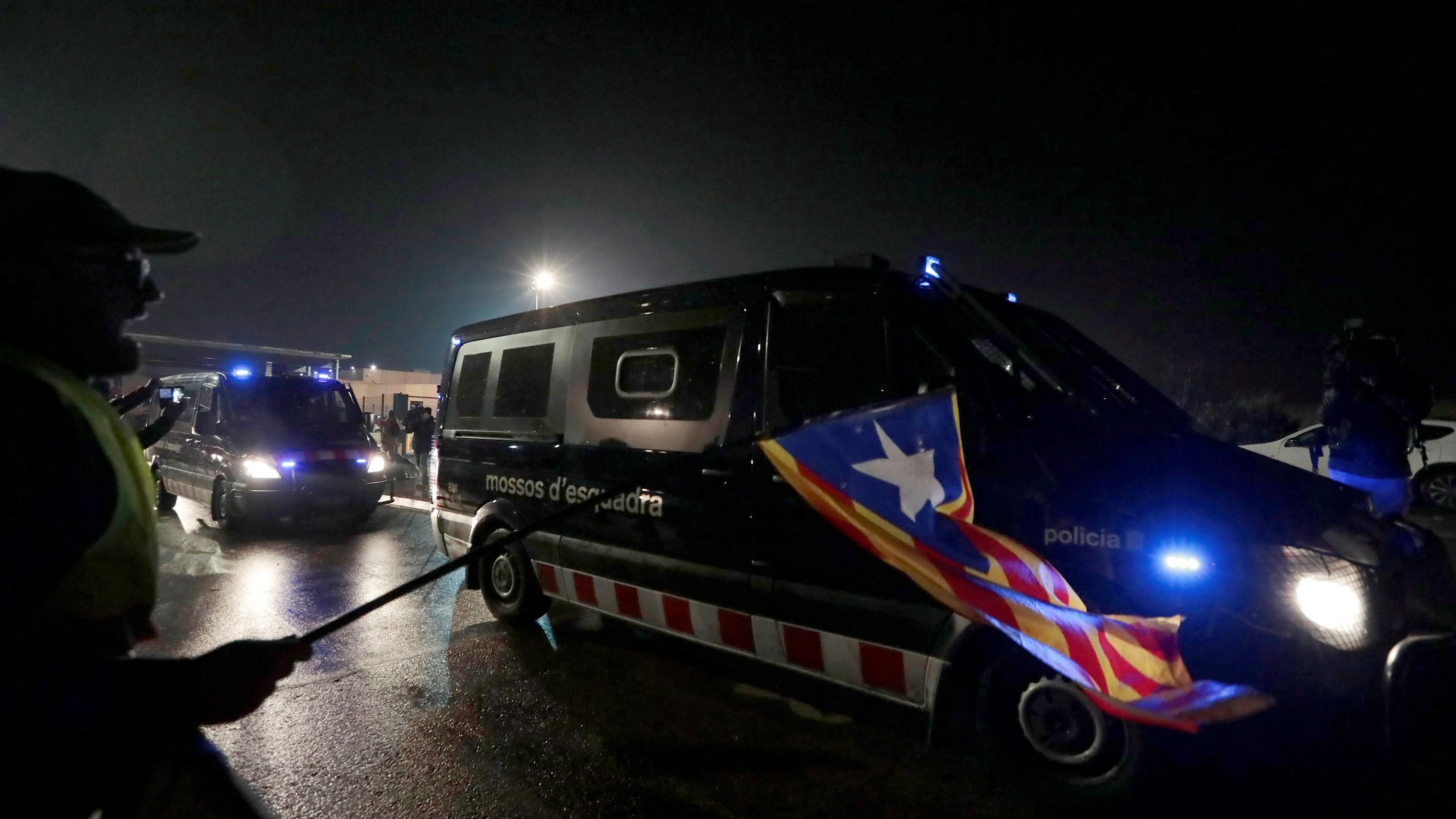 Furgonetas de los Mossos d'Esquadra salen de la cárcel de Lledoners