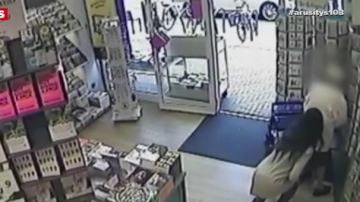 El indignante vídeo de una joven que roba a una anciana 