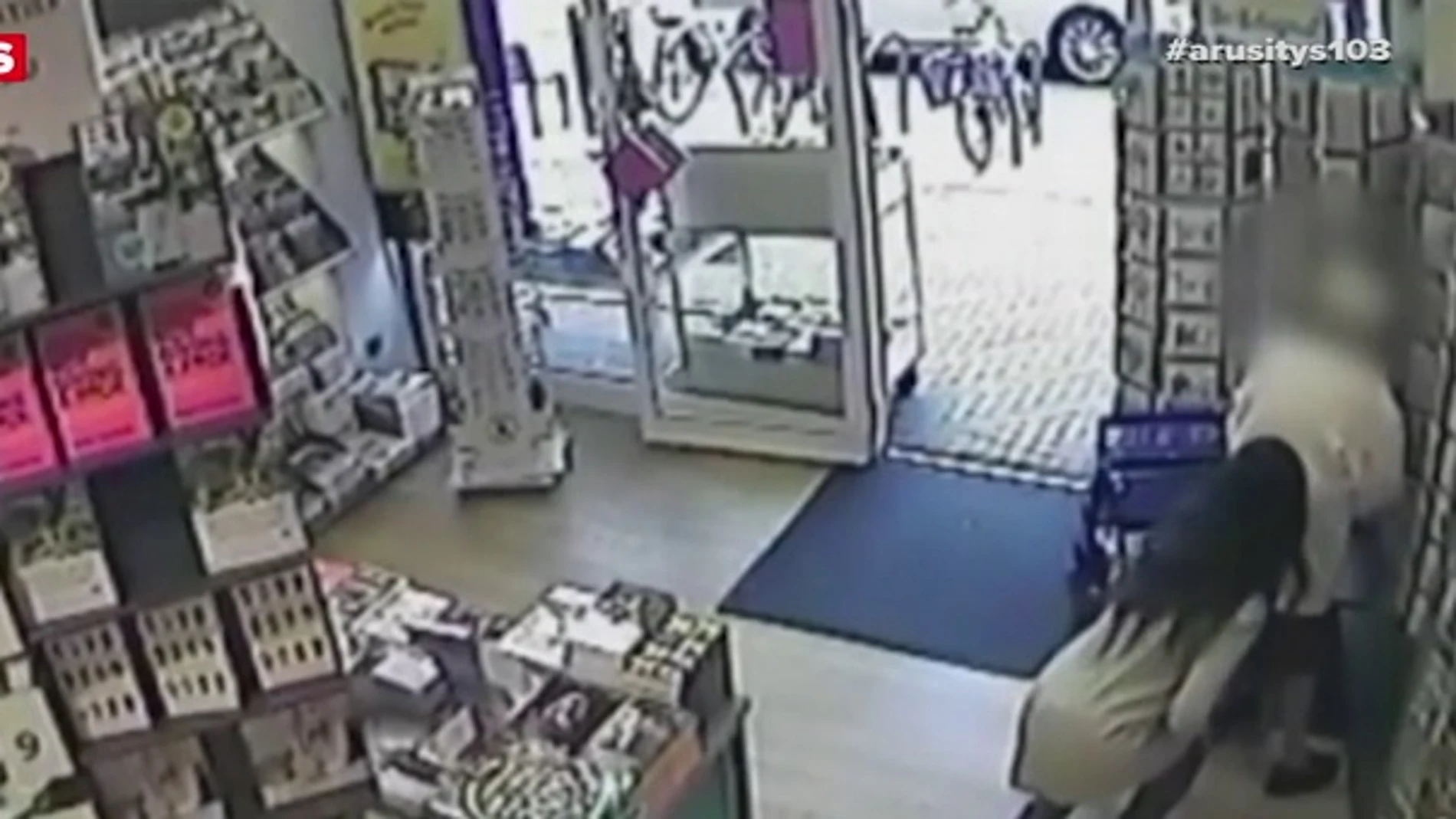 El indignante vídeo de una joven que roba a una anciana 