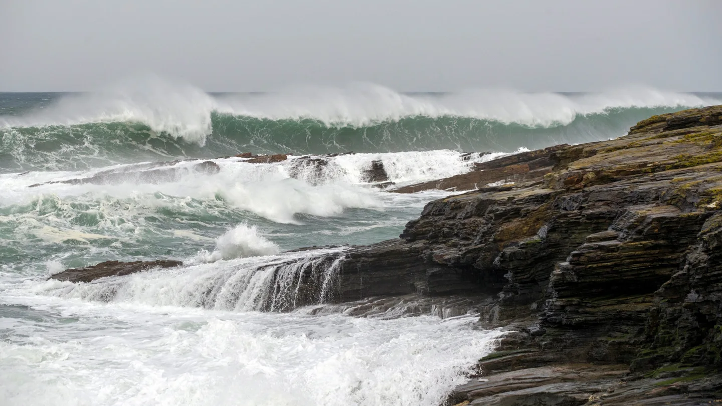 Grandes olas rompen en la costa de Lugo en pueblo de Rinlo, cerca de Ribadeo (Lugo) Grandes olas rompen en la costa de Lugo en pueblo de Rinlo, cerca de Ribadeo (Lugo)