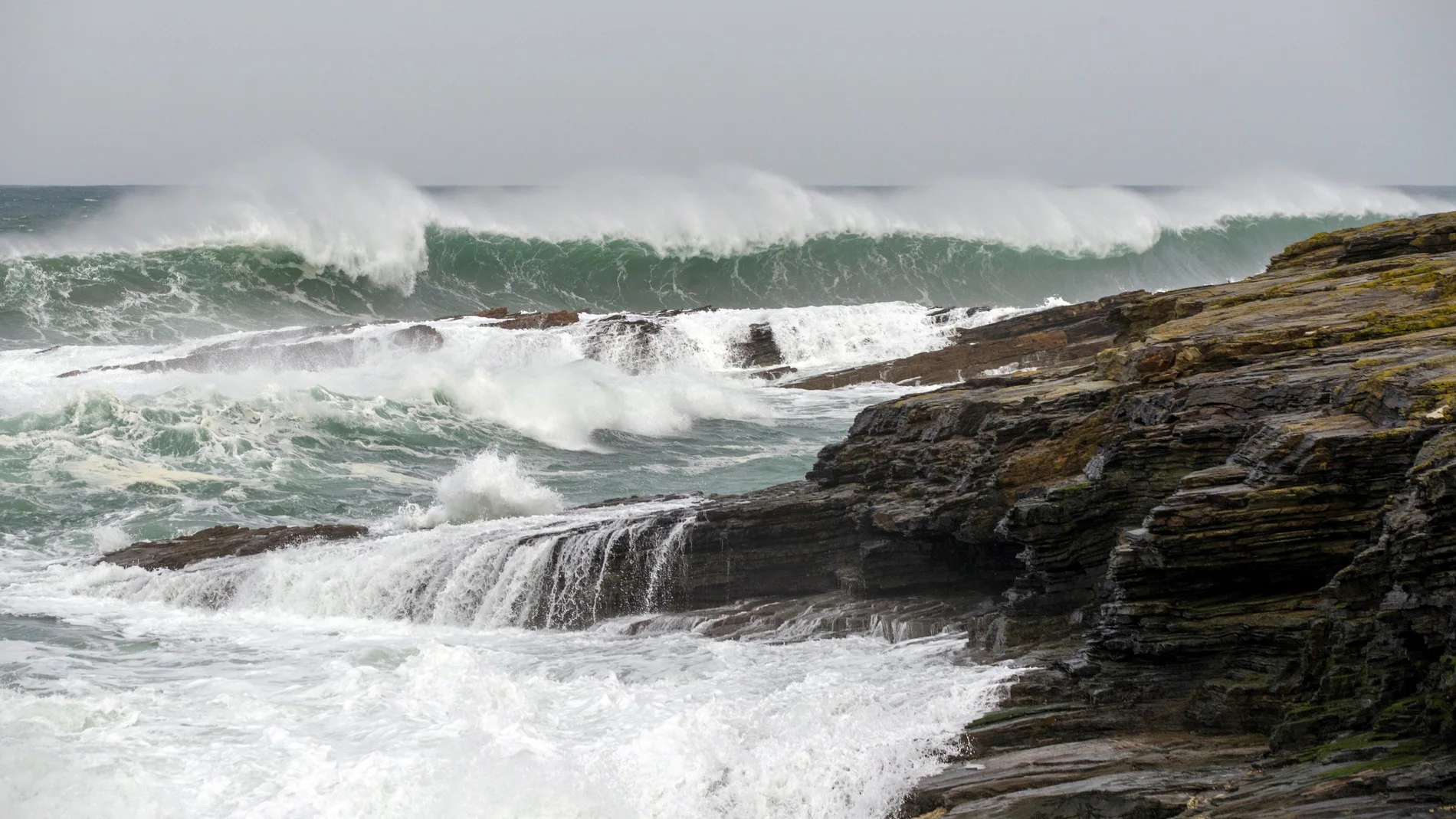 Grandes olas rompen en la costa de Lugo en pueblo de Rinlo, cerca de Ribadeo (Lugo)