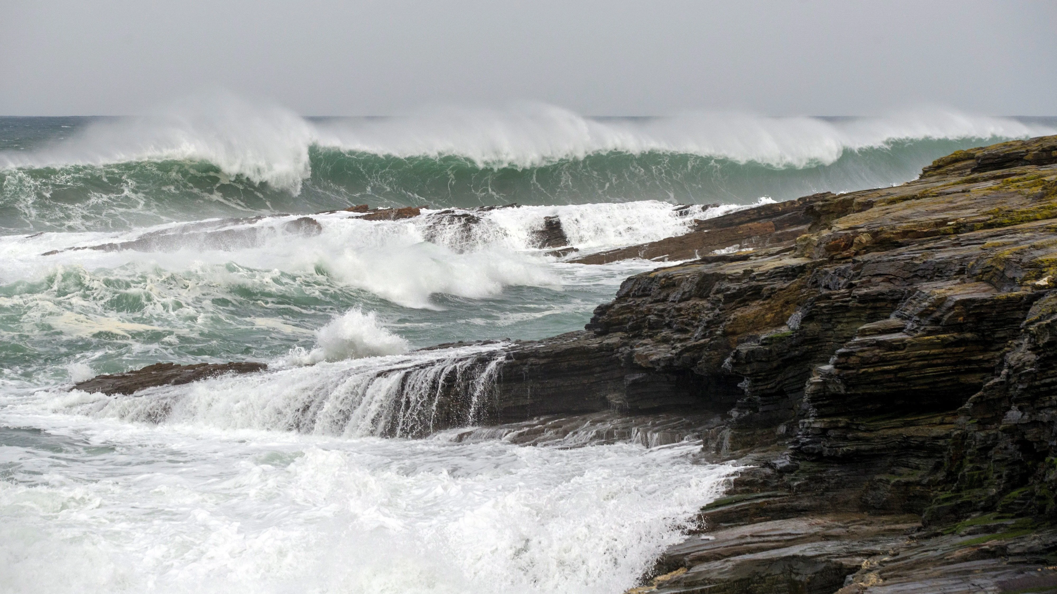 Grandes olas rompen en la costa de Lugo en pueblo de Rinlo, cerca de Ribadeo (Lugo)