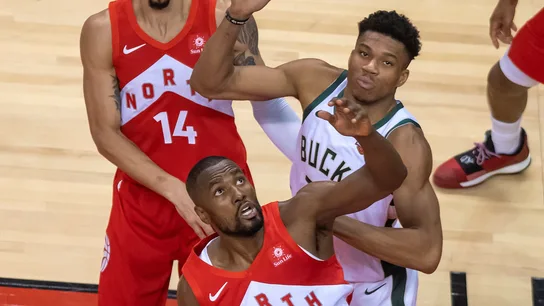 Giannis Antetokounmpo y Serge Ibaka pelean por un balón Giannis Antetokounmpo y Serge Ibaka pelean por un balón