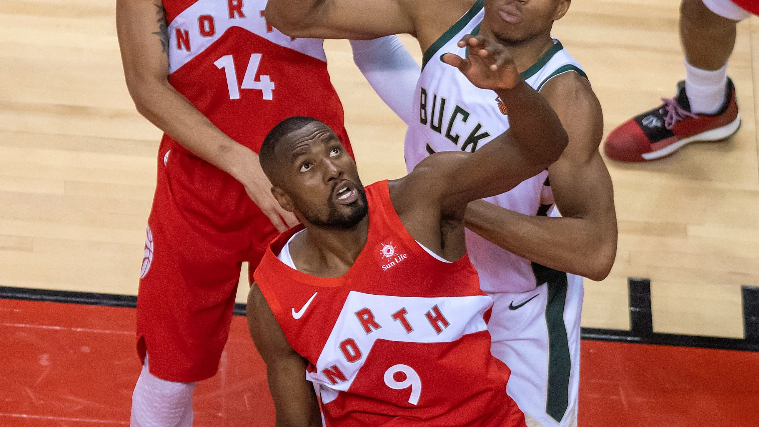 Giannis Antetokounmpo y Serge Ibaka pelean por un balón