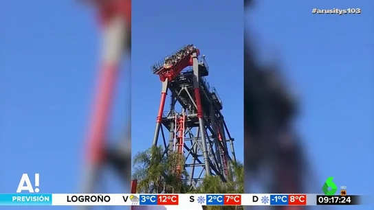 El vídeo del angustioso momento en el que un grupo de turistas queda atrapado boca abajo en una montaña rusa El vídeo del angustioso momento en el que un grupo de turistas queda atrapado boca abajo en una montaña rusa