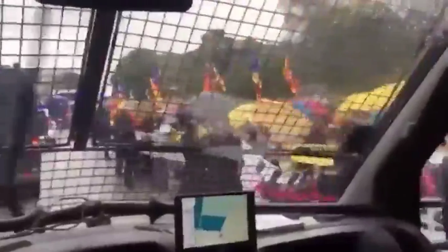 Polémica por este vídeo grabado en un furgón de la Guardia Civil que traslada a los presos independentistas Polémica por este vídeo grabado en un furgón de la Guardia Civil que traslada a los presos independentistas