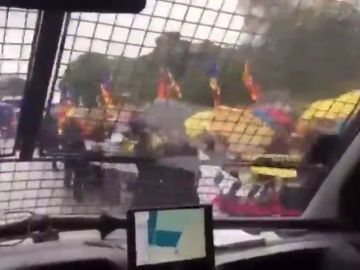Polémica por este vídeo grabado en un furgón de la Guardia Civil que traslada a los presos independentistas Polémica por este vídeo grabado en un furgón de la Guardia Civil que traslada a los presos independentistas