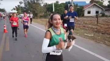 Una maratoniana lleva a un perro hasta la meta